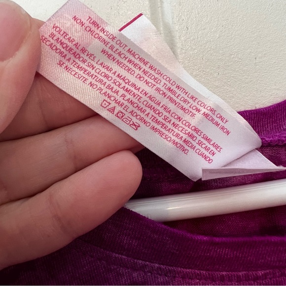 No Boundaries Fuchsia Pink Heart Graphic Workout Tank Top Tulip Back NWOT - Picture 8 of 11